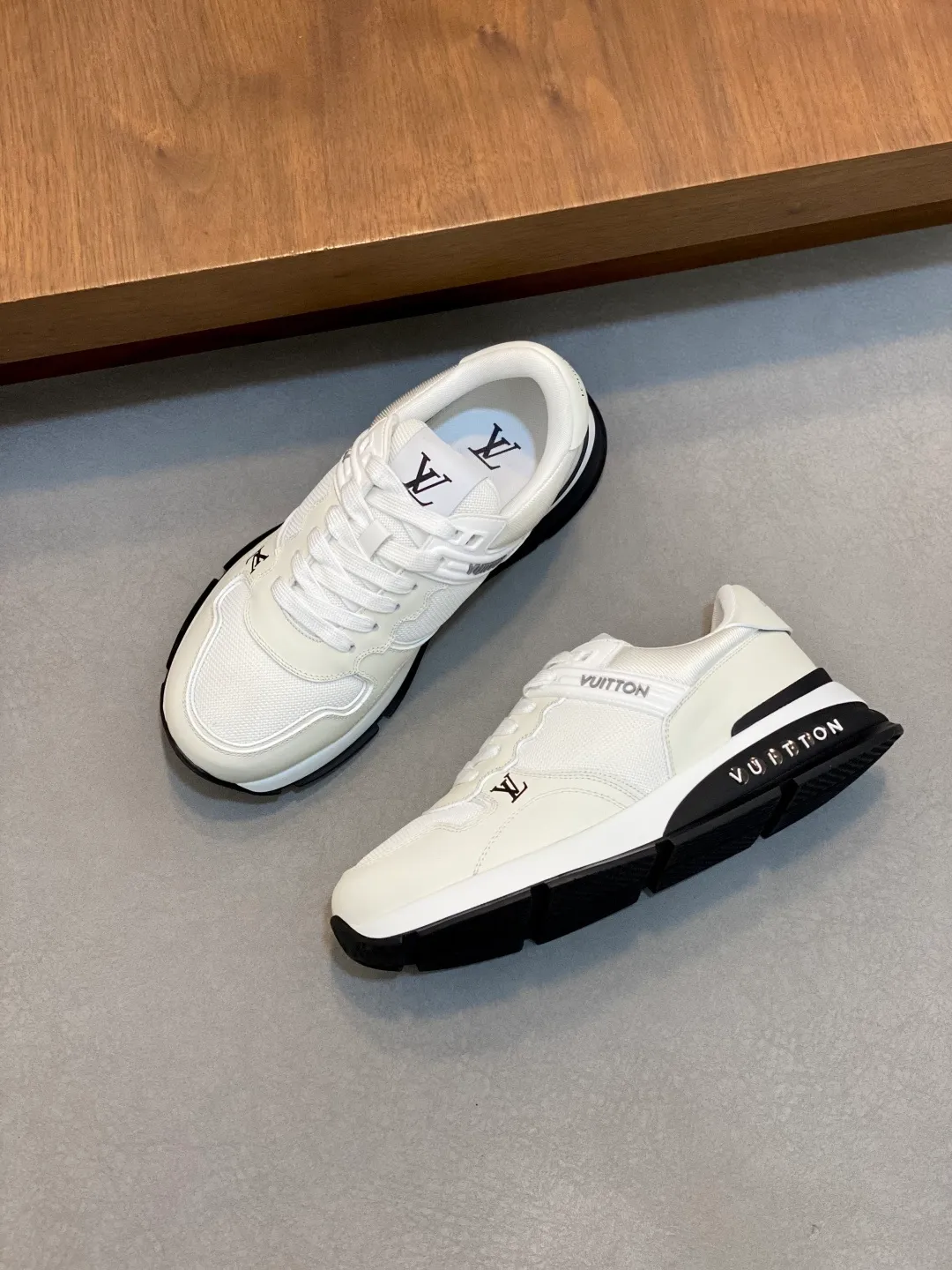 💰800 Lujia new color matching men's 🧍‍♂️trainer sneakers, this LV Trainer sneaker is made of soft grained calfskin and presents pure tones. The brand was born in 1854. The designer's handwritten brand logo is embellished on one side. Virgil Abloh designed it himself. It is a very commemorative sneaker. Brand new LV Louis Vuitton louis vuitton trainer sneaker low casual sports culture versatile basketball shoes Size: 39-44 (38, 45, 46 customized)
